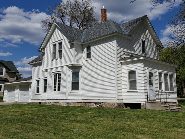 108 3rd St W in Winthrop, MN - Building Photo - Building Photo