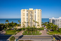 Beachmoor Condos in Naples, FL - Foto de edificio - Building Photo