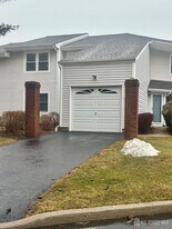 1 Upperbrook Ct in Sayreville, NJ - Building Photo