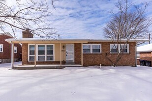 3704 Greenwich Rd in Louisville, KY - Building Photo