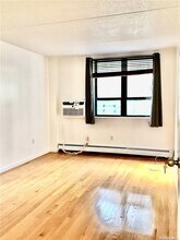 220 Manhattan Ave-Unit -1U in New York, NY - Foto de edificio - Building Photo