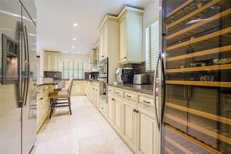 3514 Crystal Ct in Miami, FL - Building Photo - Building Photo