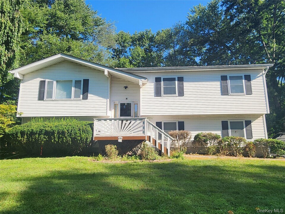 1 Nickolaus Ln in Nanuet, NY - Building Photo