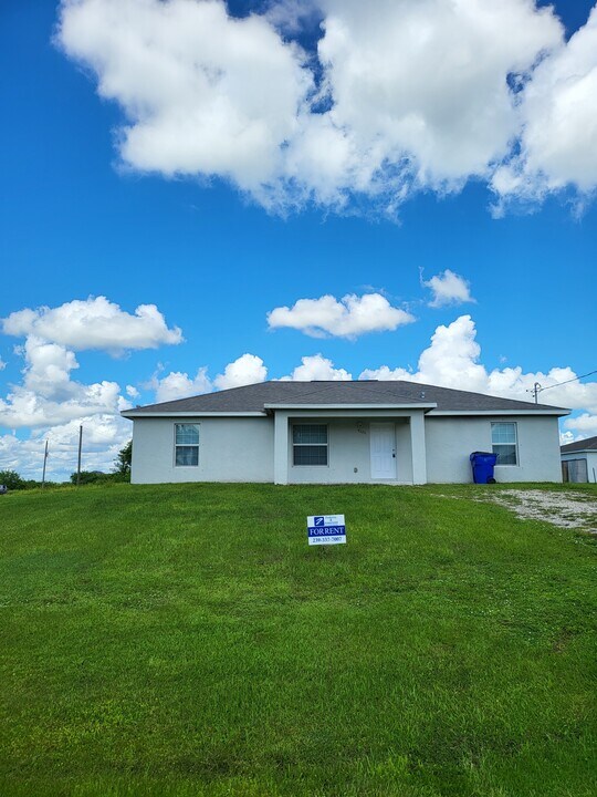 9020 S Indio Cir in La Belle, FL - Building Photo
