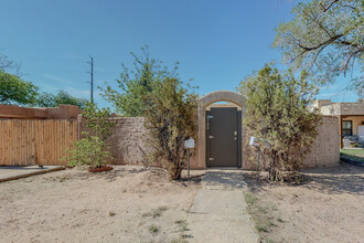 2124 Eton Ave SE, Unit main house in Albuquerque, NM - Building Photo - Building Photo