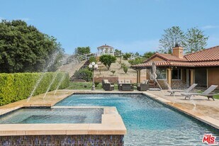 27048 Triumph Ave in Santa Clarita, CA - Building Photo