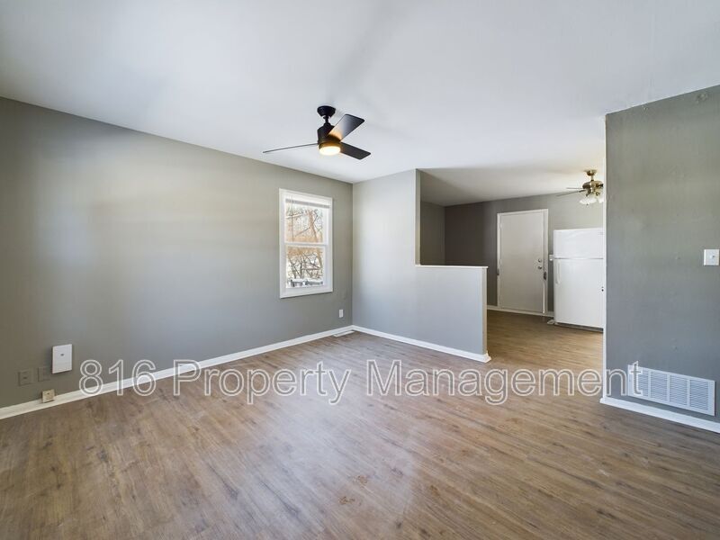 7911 E 51st St in Kansas City, MO - Building Photo