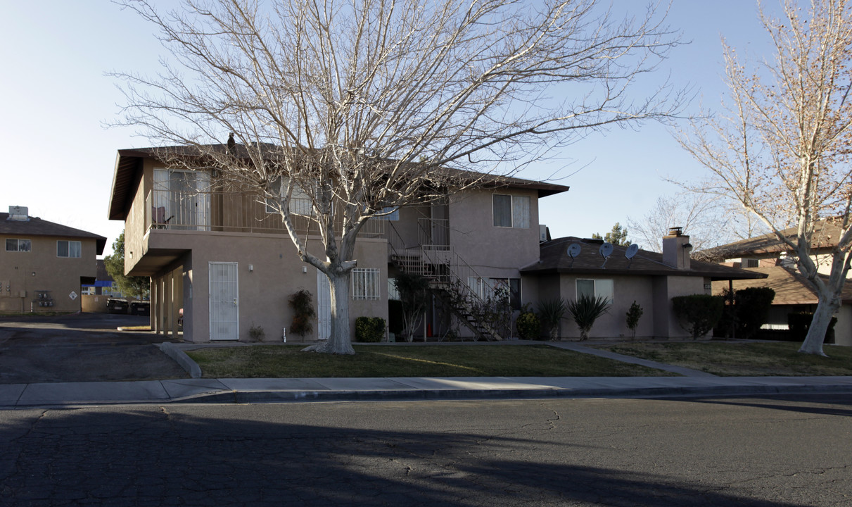 1380 Deseret Ave in Barstow, CA - Foto de edificio