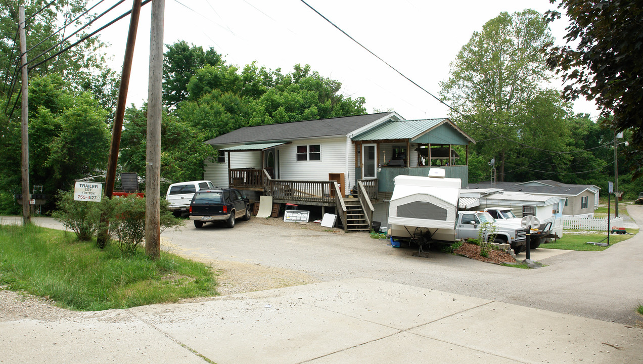 Box 70 Wv-62 in Poca, WV - Building Photo