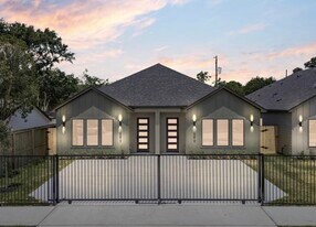 6624 St Augustine St in Houston, TX - Building Photo