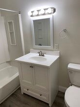 18 Surrey Dr, Unit 18 in Newington, CT - Foto de edificio - Building Photo