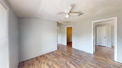 906 California St, Unit 5750-11 in Bryan, TX - Building Photo - Building Photo