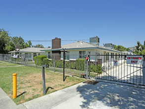 Shaw Avenue Apartments in Fresno, CA - Building Photo - Building Photo