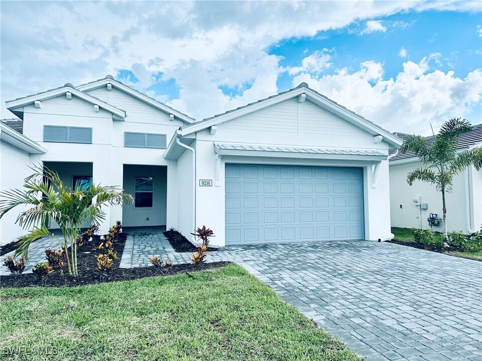 9216 Cayman Dr in Naples, FL - Foto de edificio