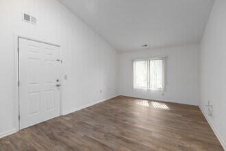 Fairway Villas in Lakewood, NJ - Building Photo - Interior Photo