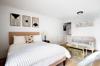 328 W 11th St in New York, NY - Building Photo - Building Photo