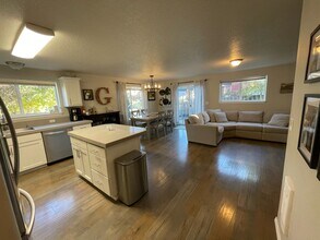 527 Whitney Dr in Newberg, OR - Building Photo - Building Photo