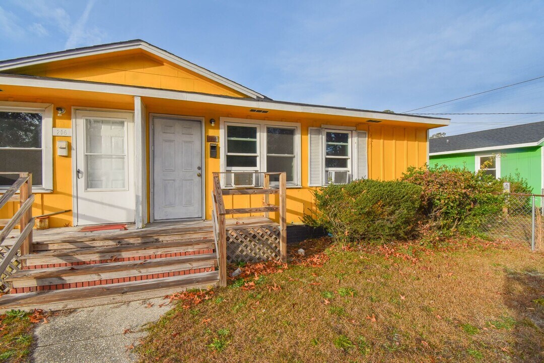 204 S 5th St in Spring Lake, NC - Building Photo