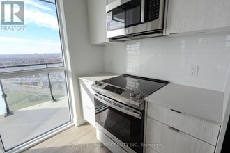 4130 Parkside Village Dr in Mississauga, ON - Building Photo - Building Photo