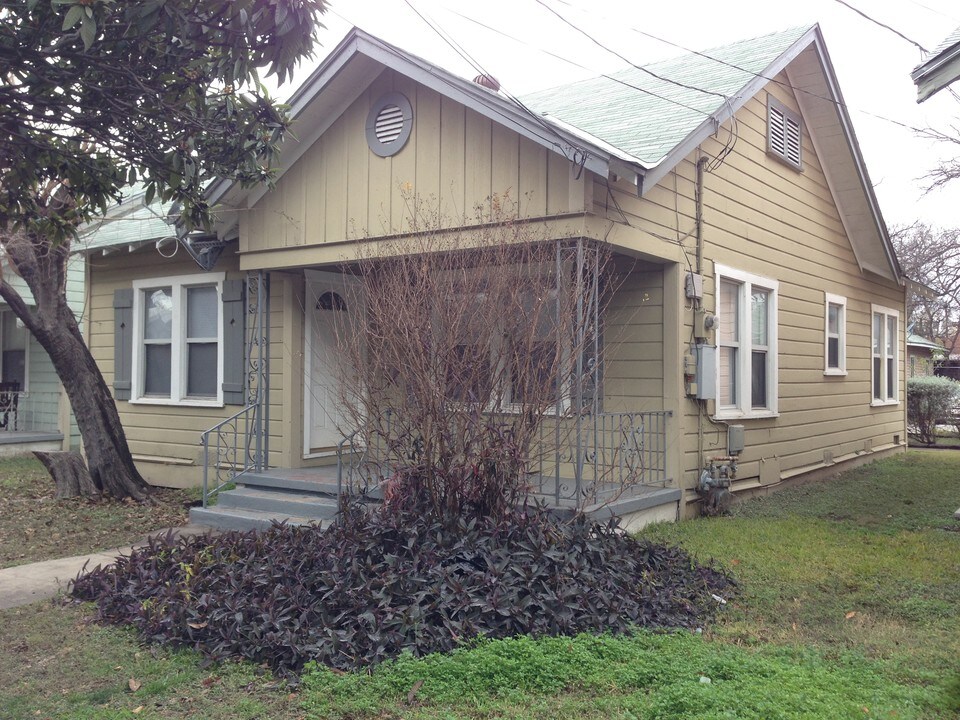 713 E Elmira St in San Antonio, TX - Foto de edificio