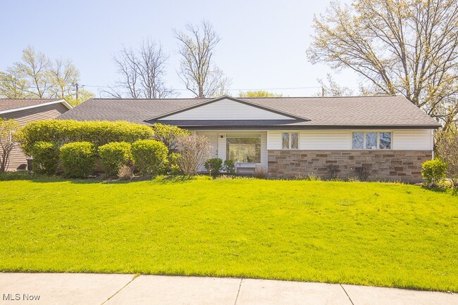 property at 2543 S Green Rd