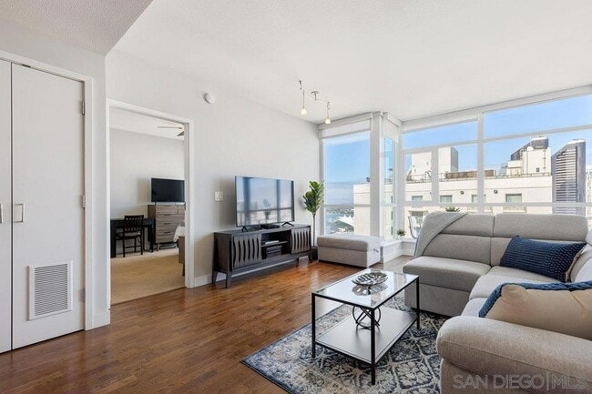 325 Seventh Ave, Unit 1707 in San Diego, CA - Building Photo - Building Photo