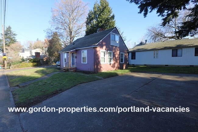 5806 SE Cesar Estrada Chavez Blvd in Portland, OR - Building Photo - Building Photo