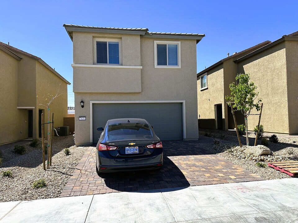 7631 W Dewey Dr in Las Vegas, NV - Building Photo