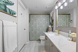 2544 Centergate Dr in Miramar, FL - Foto de edificio - Building Photo