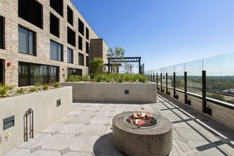 Solaire 7607 Old Georgetown in Bethesda, MD - Foto de edificio - Building Photo