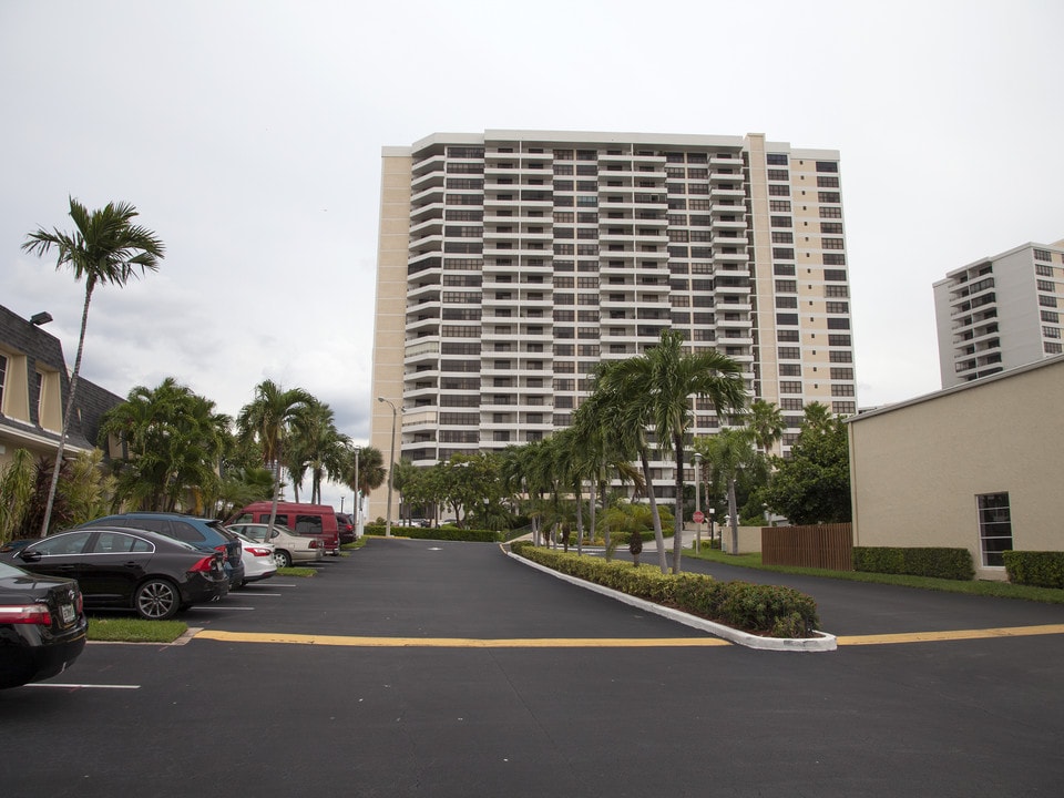 Olympus Condominiums in Hallandale Beach, FL - Building Photo