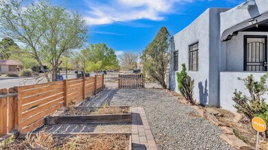 205 Harvard Dr SE in Albuquerque, NM - Building Photo - Building Photo