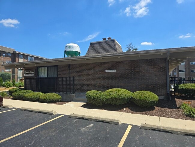 2301 Beau Monde Ln in Lisle, IL - Building Photo - Building Photo