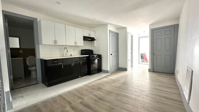 655 S 11th St, Unit 1 in Newark, NJ - Foto de edificio - Building Photo