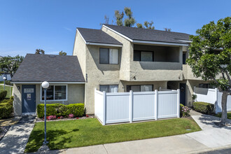 Gold Coast Apartments in San Diego, CA - Foto de edificio - Building Photo