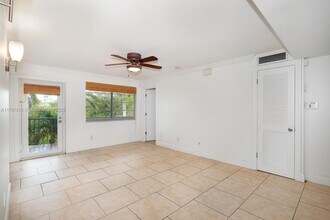 220 Washington Ave, Unit 3A in Miami Beach, FL - Building Photo - Building Photo