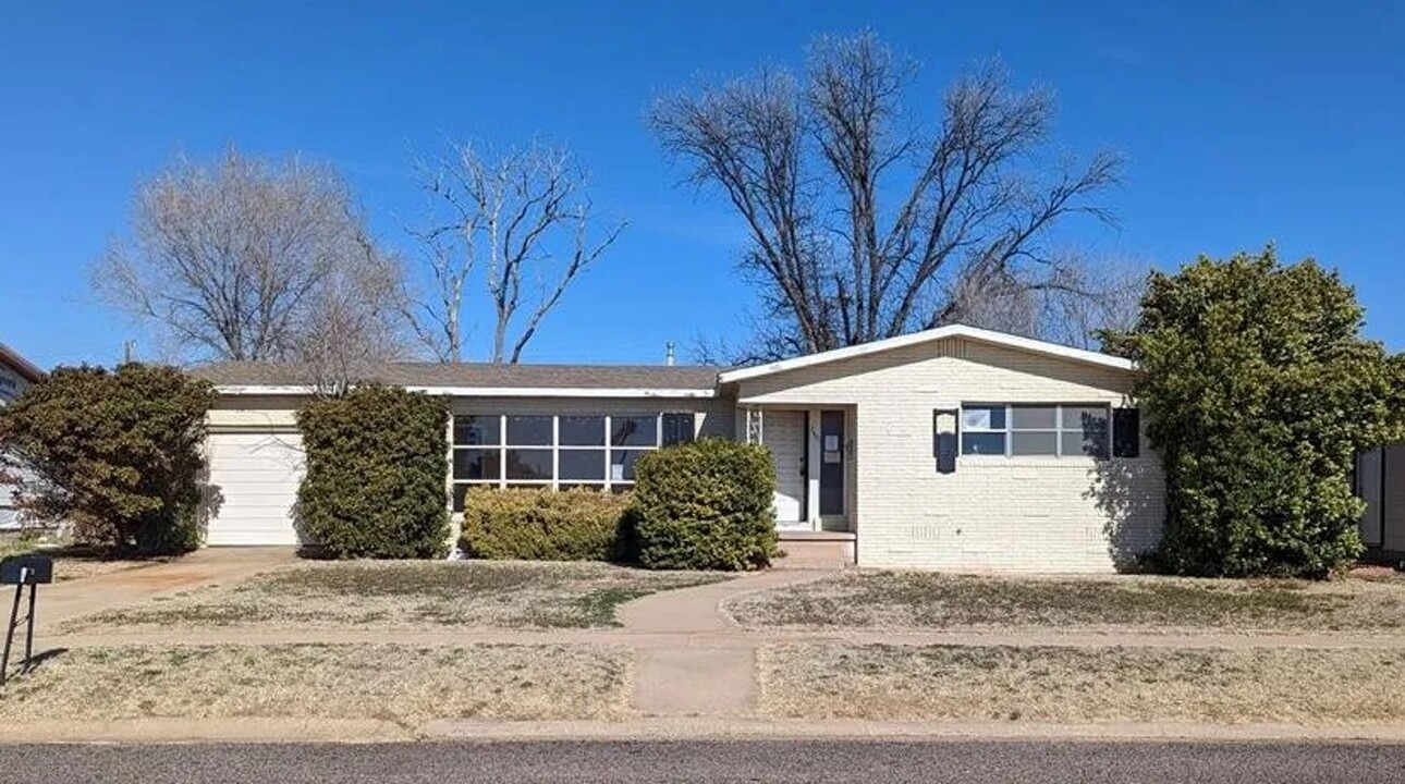 2401 42nd St in Snyder, TX - Building Photo