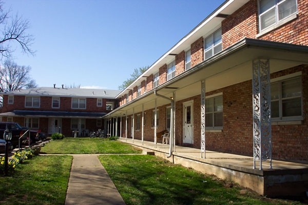 H & T Apartments in Springfield, MO - Building Photo