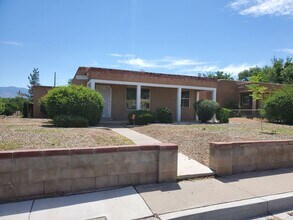 1144 Princeton Dr NE in Albuquerque, NM - Building Photo - Building Photo