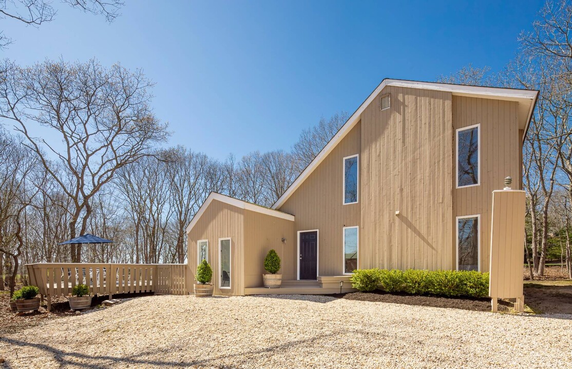 30 Scrimshaw Ln in Amagansett, NY - Building Photo