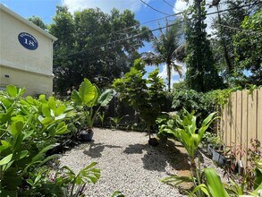 1060 NW 47th St in Miami, FL - Building Photo - Building Photo