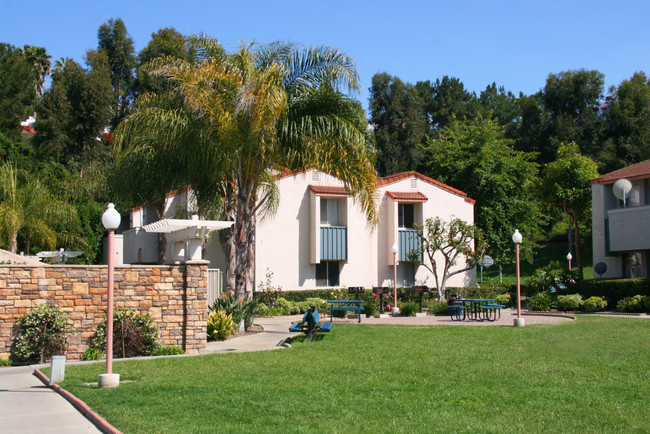 Bellogente Garden Apartments in Mission Viejo, CA - Foto de edificio - Building Photo