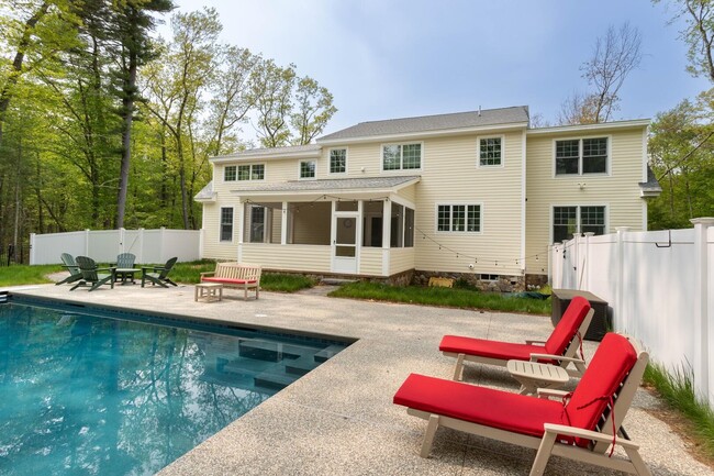 10 McCarron Dr in Hampton, NH - Building Photo - Building Photo