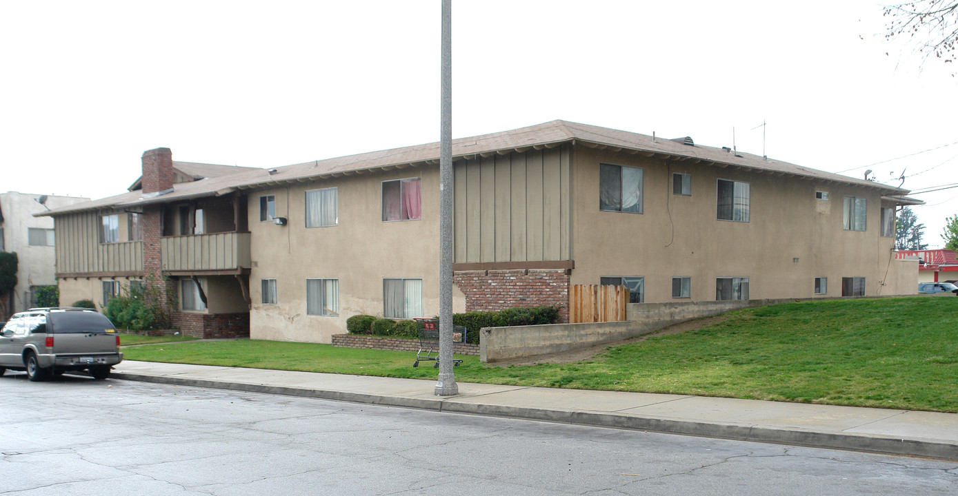 2049 Las Vegas Ave in Pomona, CA - Foto de edificio