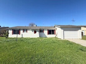 1351 Virginia St in Merced, CA - Building Photo