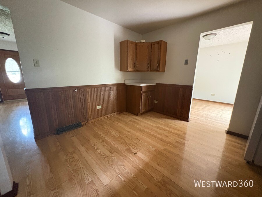 16 Longwood Dr in Joliet, IL - Building Photo