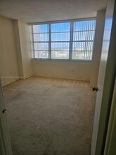 18011 Biscayne Blvd in Aventura, FL - Building Photo - Building Photo