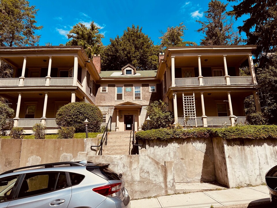 110 Heights Ct in Ithaca, NY - Foto de edificio