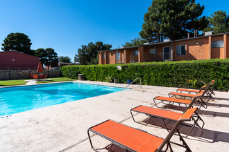 Sand Pebble Apartments in El Paso, TX - Building Photo - Building Photo