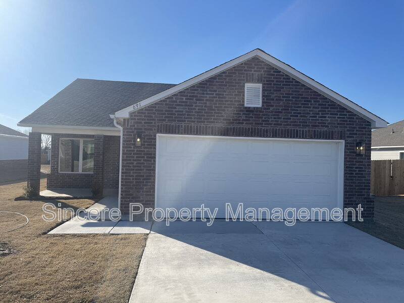 691 N Redbud Ave in Beggs, OK - Building Photo